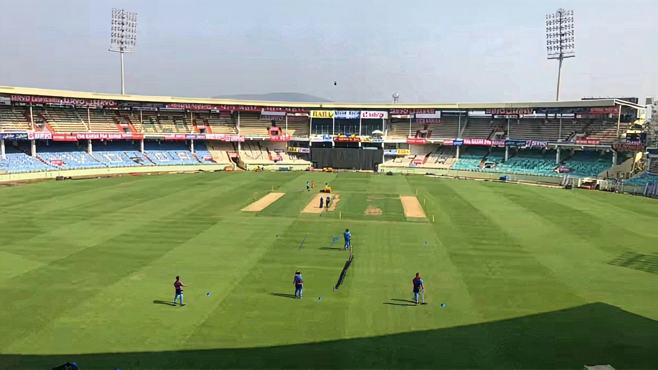 DC vs SRH: विशाखापट्टनम के ACA-VDCA स्टेडियम के पिच रिकॉर्ड्स और आईपीएल 2025 के लिए जरूरी आँकड़े